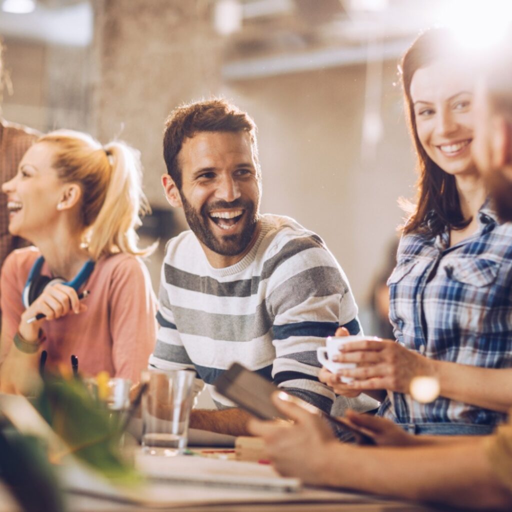 Een groep ZZP'ers die lachen met elkaar